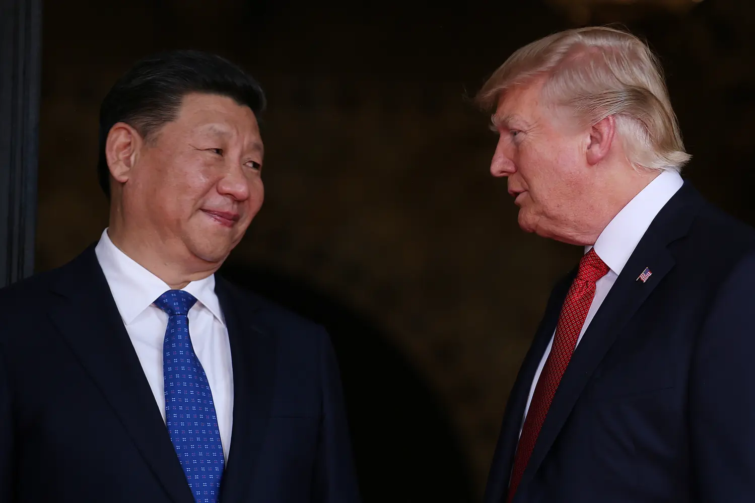 U.S. President Donald Trump welcomes Chinese President Xi Jinping at Mar-a-Lago state in Palm Beach, Florida, U.S., April 6, 2017. REUTERS/Carlos Barria